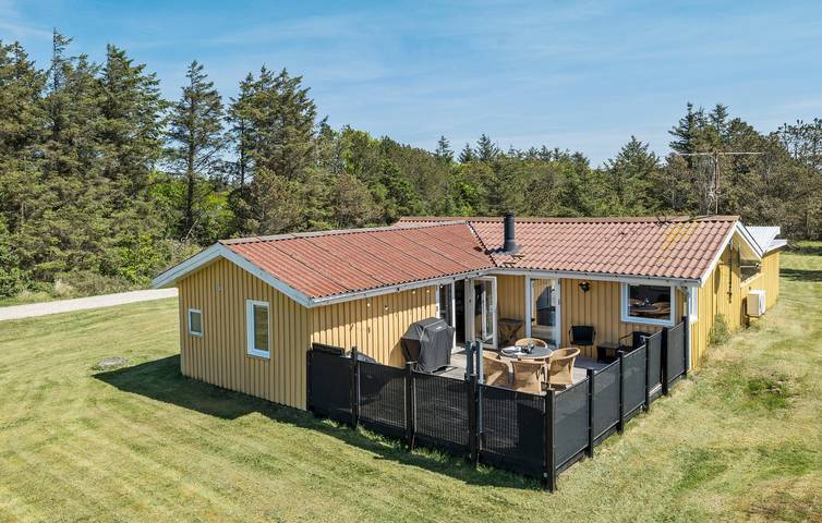 Feriehus for 5 personer, med Terrasse og Hage i Vorupør