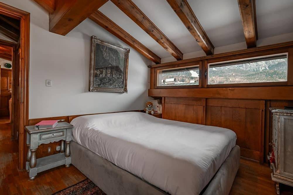 Entire apartment, Guesthost - Charming 45 sqm apartment, with fine wooden finishes and mountain view, ideal for two guests, located on the 4th floor of a characteristic building. The property is located in the heart of Cortina, along the famous Corso Italia, a 7-minute wa in Cortina d'Ampezzo, Dolomiti Superski