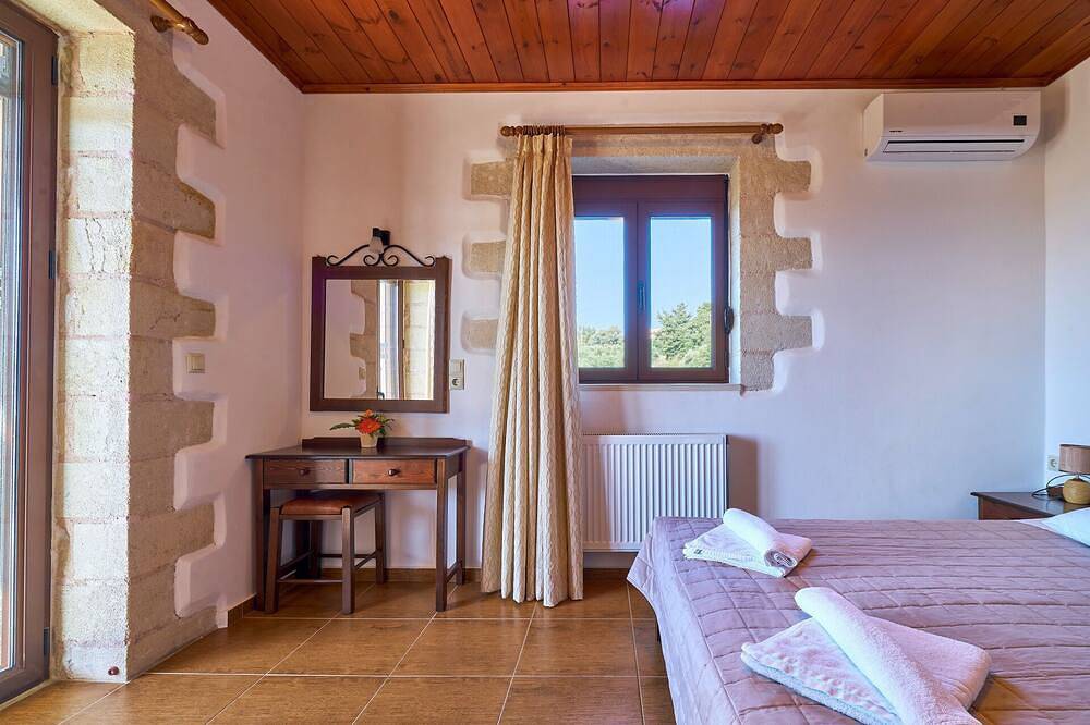 Elina Villa, a stone villa with private pool, bbq and sea view in Chania und Umgebung