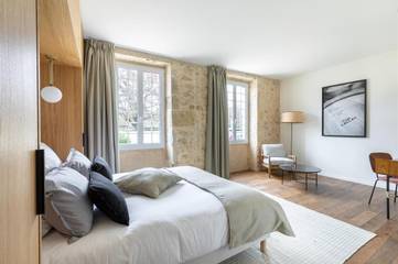 Gîte pour 14 personnes, avec jardin et vue à Illats