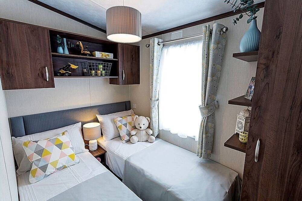 2 Bed Caravan, South Devon Coast nr Plymouth, 200m to Beach + Indoor Heated Pool in Wembury, South Devon