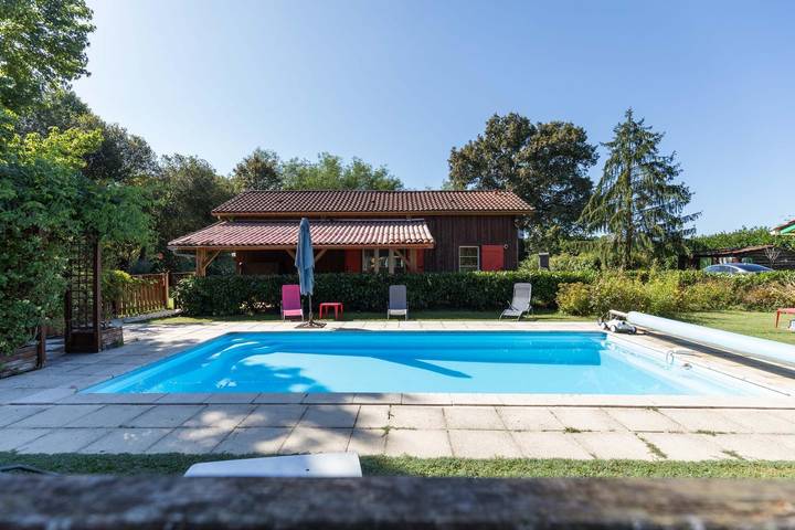 Gîte pour 6 personnes, avec terrasse ainsi que jardin et piscine à Bélis