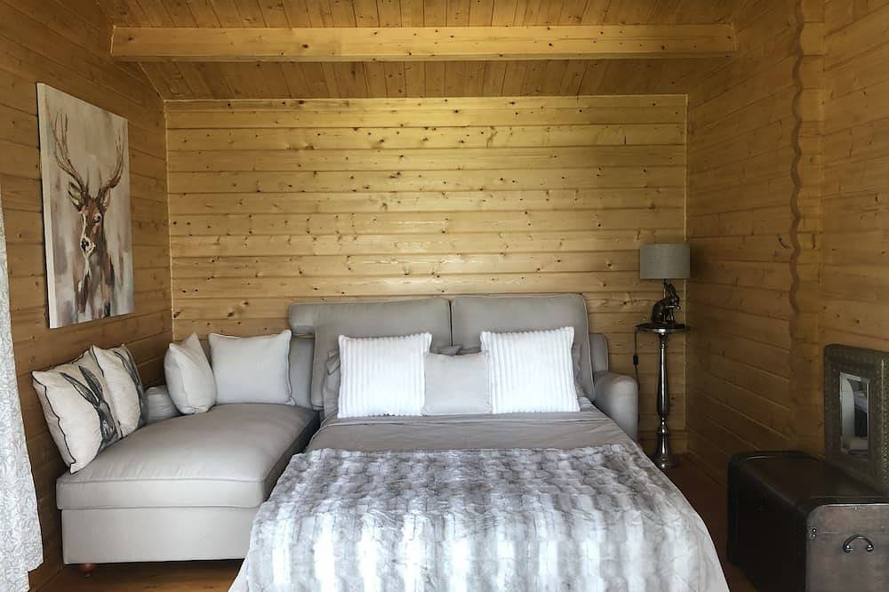Luxury Lodge retreat with hot tub in Warwickshire