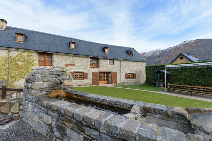 Gîte pour 12 personnes, avec jardin et terrasse
