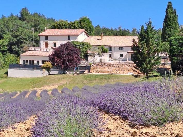 Chambre d’hôte pour 2 personnes, avec piscine et vue ainsi que jardin et terrasse à Mézel