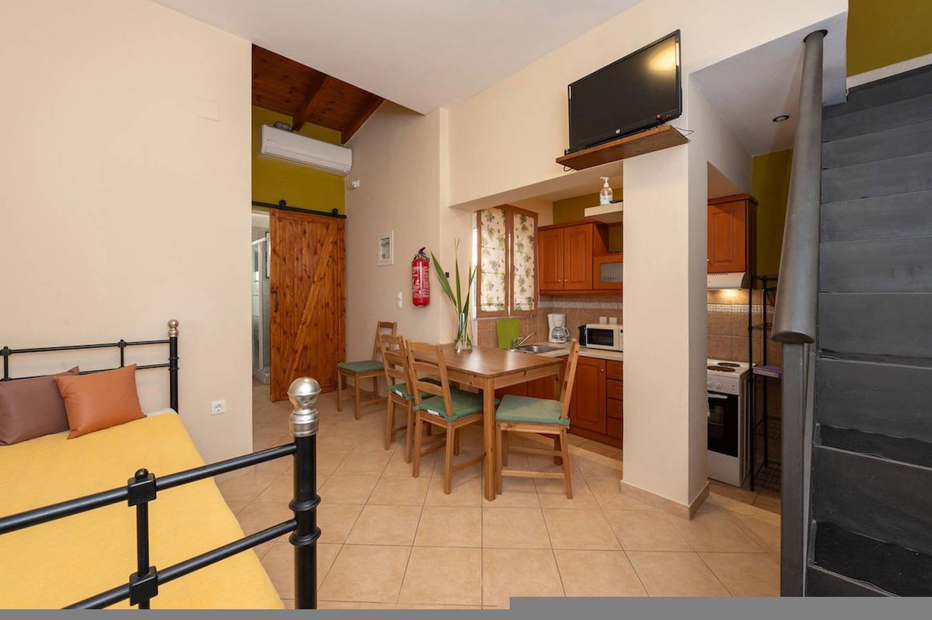 Ρόδι/Pomegranate near to sea with heating pool in Peloponnes