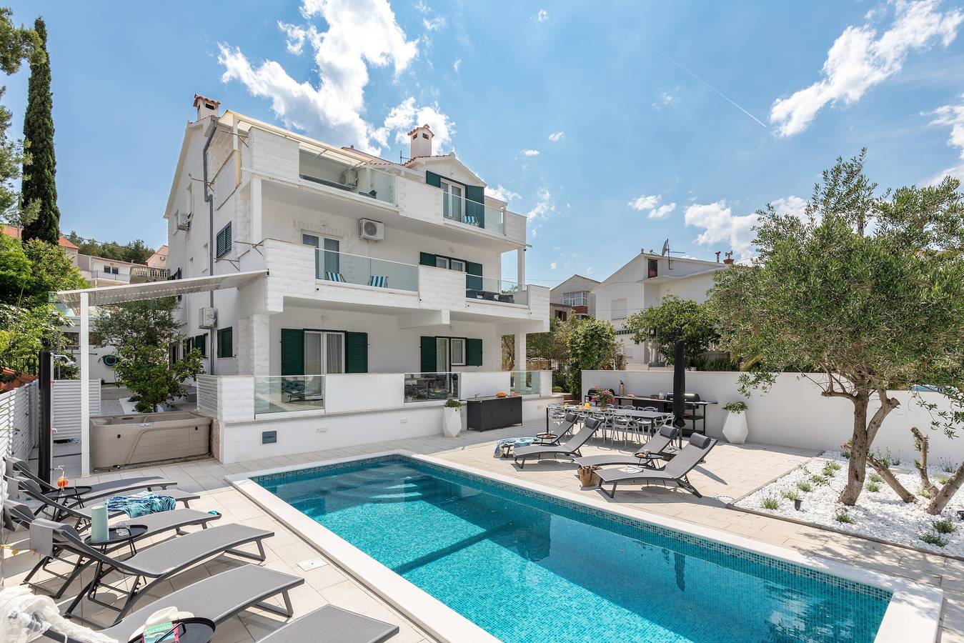 Ganze Wohnung, 2-Zimmer-Ferienwohnung mit Terrasse und Meerblick Arbanija, Ciovo A-25090-b in Ciovo