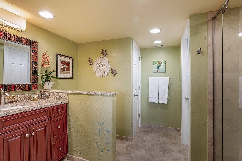 Ganze Wohnung, Bayfront escape with beach access, and panoramic coastal views in Punta Rassa, Southwest Florida