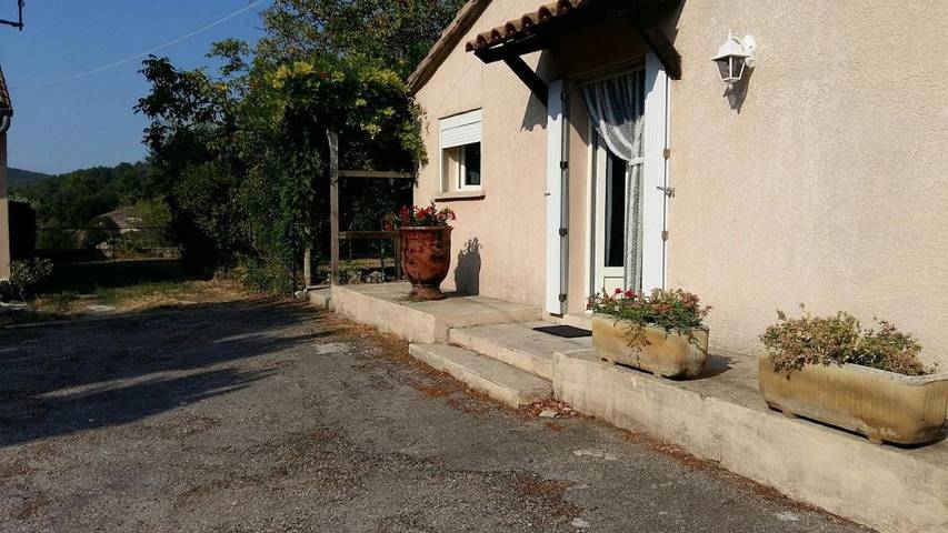 Location de vacances pour 4 personnes, avec vue ainsi que piscine et jardin, animaux acceptés à Saint-Jean-du-Pin - 2