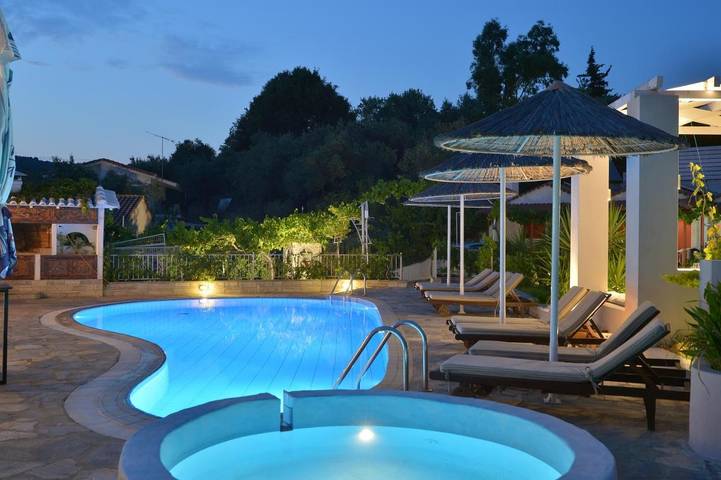 Hotel for 3 personer, med udsigt og balkon såvel som have og pool - 1