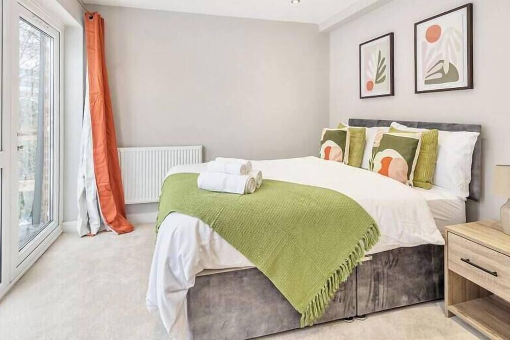 Spacious Family, Contractor Home, Free Parking in Rushmoor, Hampshire