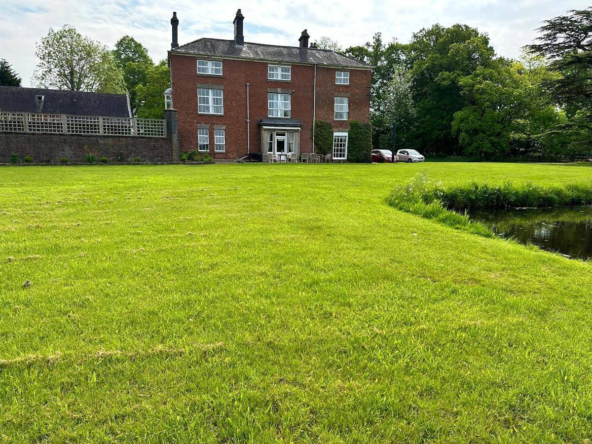 Standard Double Room with Shared Bathroom in Coventry, Birmingham Area
