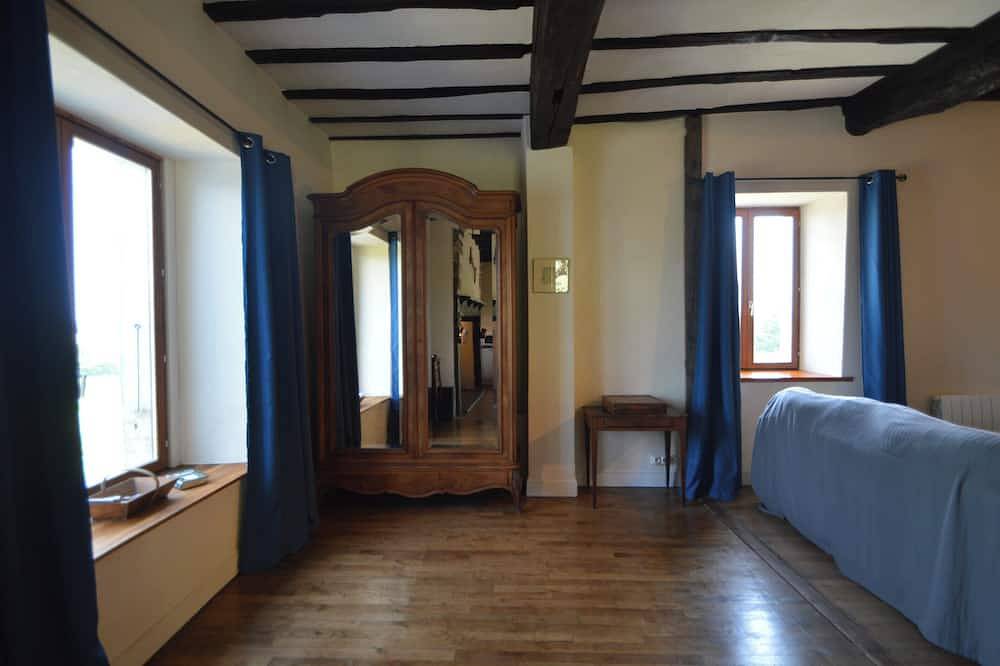Charming Hydrangea Cottage 3 stars, with lovely views of the countryside and hills, quiet and locate in Savignac-Lédrier, Périgord Vert