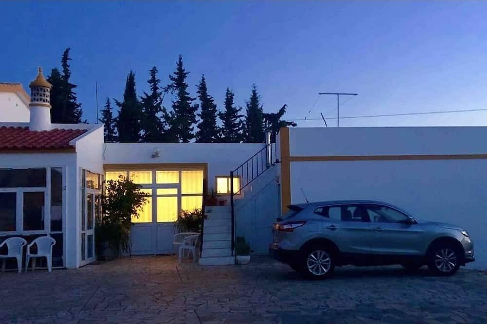 Flower Country House Near the Sea in Boliqueime, Faro Distrikt