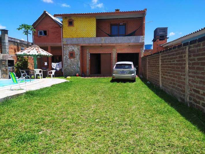 Casas e apartamentos de temporada para 12 pessoas, com jardim e piscina e ainda terraço and vista, com animais de estimação em Imbé