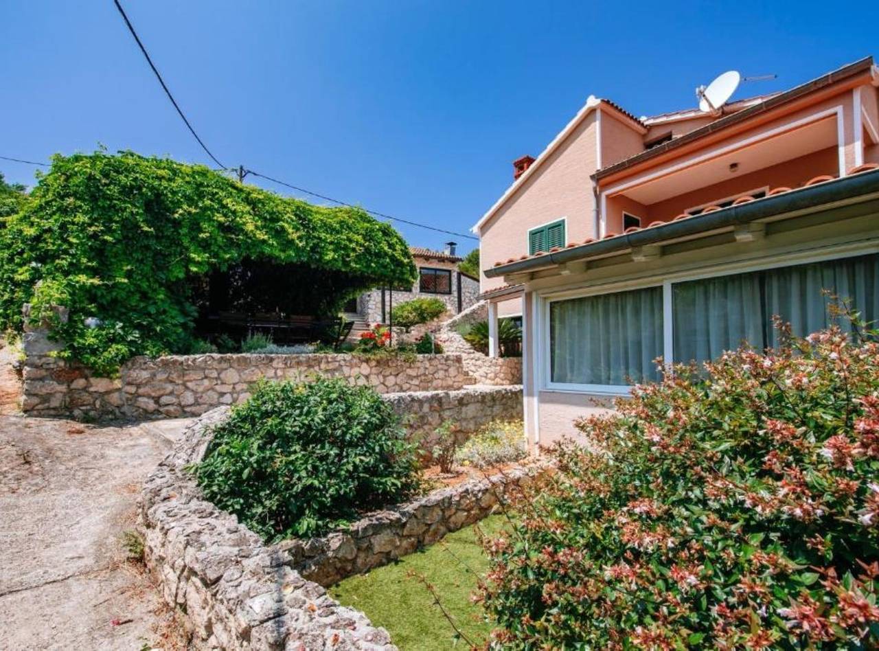 Holiday Home Villa Rokov - Five Bedroom Holiday Home with Swimming Pool in Zadar (Kommun), Iz