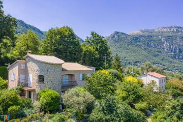 Gîte pour 8 personnes, avec terrasse ainsi que vue et jardin à Le Bar-sur-Loup