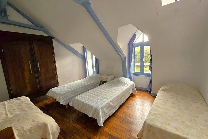 1930s-style house, large garden, 10-minute walk to beach. Ideal for 2 to 3 families. in Erquy, Côte d’Émeraude