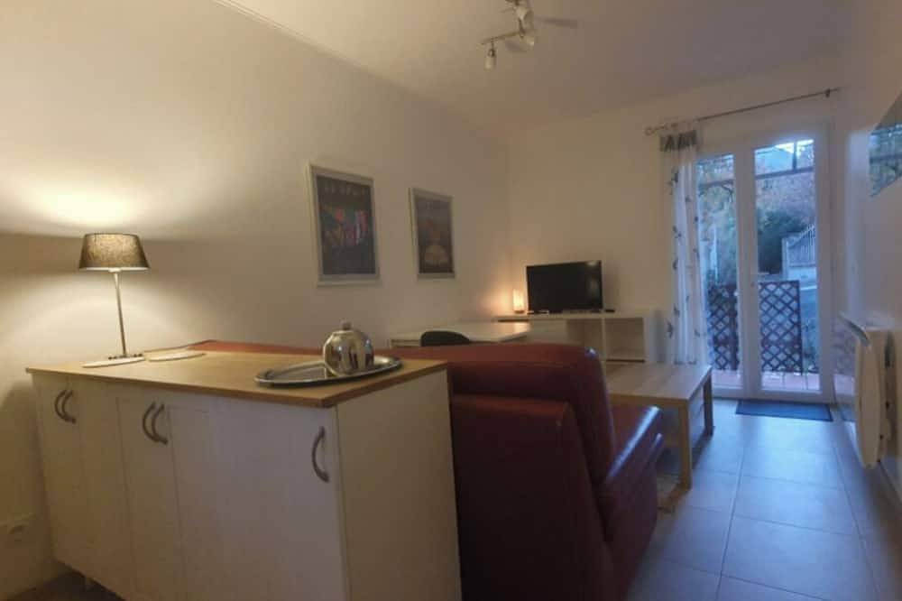 Appartement entier, T2 dans villa calme et nature, à 5 mn du village, 20 mn de Toulon et des plages. in Le Revest-les-Eaux, Côte méditerranéenne (France)
