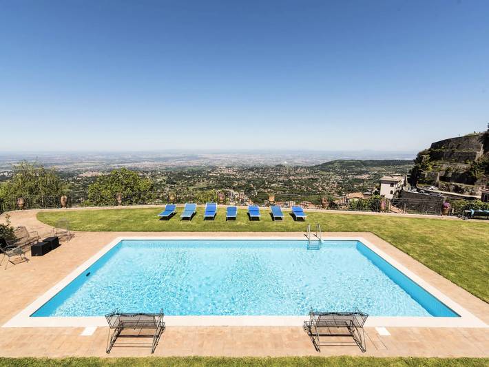 Villa per 9 persone, con giardino e piscina a Rocca di Papa