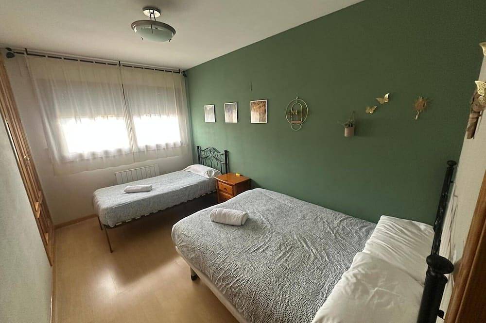 Entire apartment, Modern Apartment with Terrace and Pool in Jaca in Jaca, Spanish Pyrenees