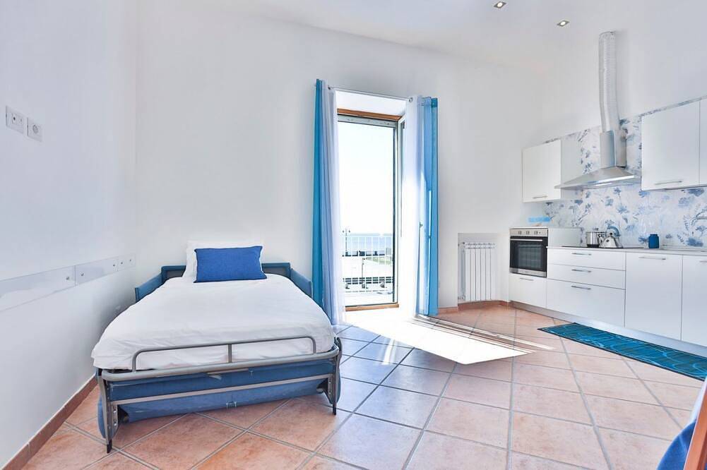 Apartamento entero, Guesthost - Charming 60 sqm apartment, ideal for up to 3 people, located on the first floor of a building without an elevator.The property is located in Pozzuoli, in a strategic position that allows easy access to the city center and the metro and train in Pozzuoli, Provincia de Nápoles