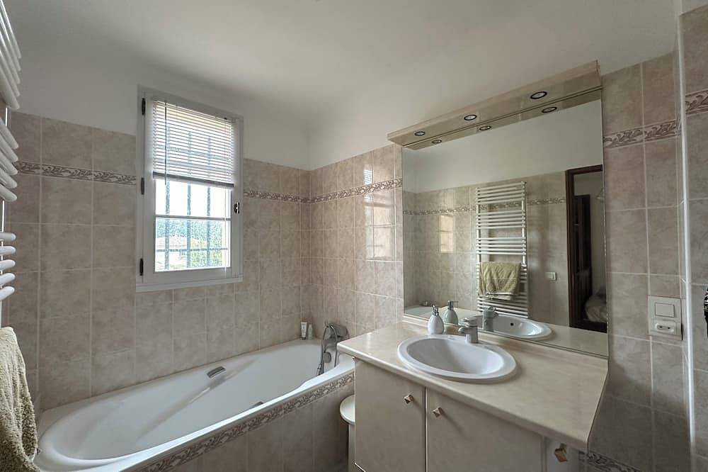 Au Cœur de la Provence Superbe Maison de 230m2jardin 2500m2 Jacuzzi11 Couchages in Oraison, Alpes de Alta Provenza