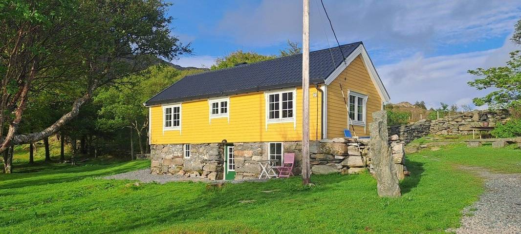 Restauriertes Bauernhaus am Meer in Kvalheim in Vågsøy