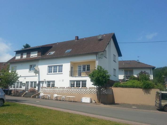 Gästehaus für 3 Personen, mit Terrasse und Garten sowie Ausblick in Wallenborn