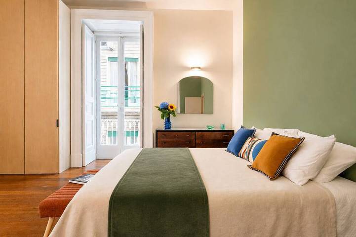 Ganze Wohnung, Elegant and bright 220 sqm renovated flat in the city center in Neapel, Neapel Provinz
