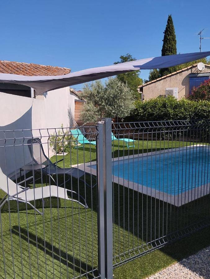 Gîte pour 4 personnes, avec terrasse ainsi que jardin et piscine à Bédarrides - 3