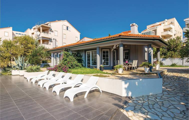 Acogedor apartamento de 2 dormitorios con piscina, a 1 km de Novalja y de la playa in Novalja, Pag