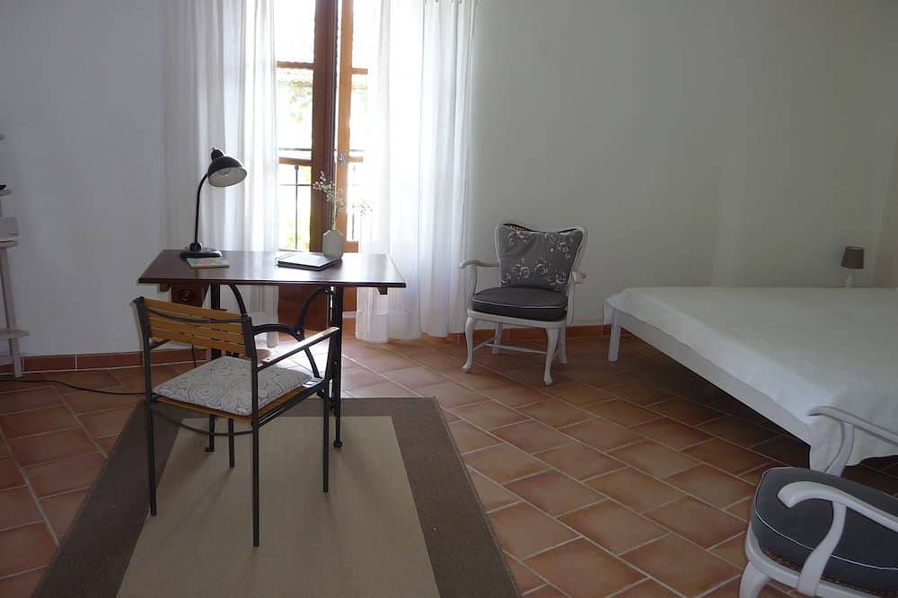 Modernes, komfortables, auf der mittelalterlichen Stadtmauer gelegenes Haus in Sablet, Vaucluse