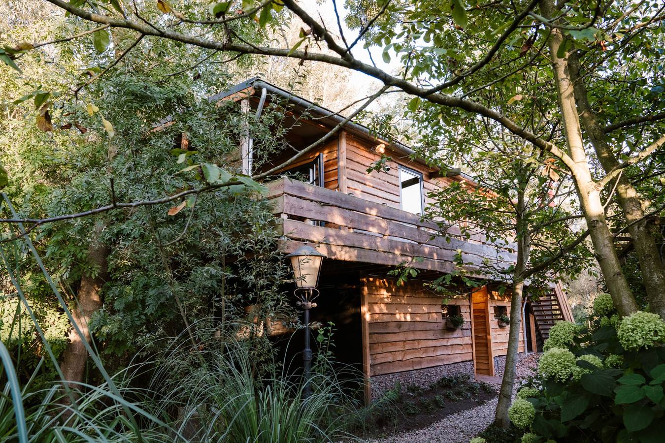 Unique 2-person tree house with sauna, outdoor shower and outdoor spa in Werkendam in Werkendam, Parc national De Biesbosch