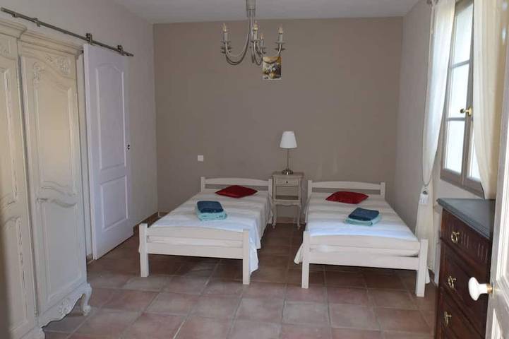 Gîte pour 4 personnes, avec terrasse ainsi que jardin et piscine à Caumont-sur-Durance - 3