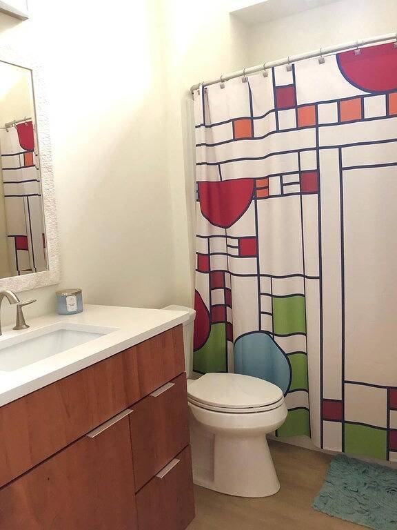 Schönes neues, zeitgemäßes Haus auf einem ruhigen Waldgrundstück, nur wenige Minuten vom Devils Lake entfernt in Sauk County