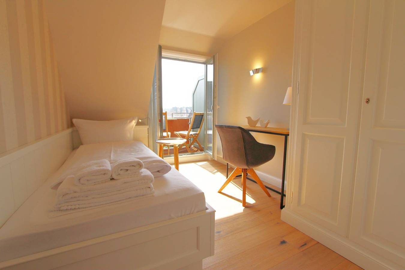 Ganze Wohnung, Die Einrichtung im Appartement „Ostwind“ besticht durch ein modernes Ambiente in Wenningstedt, Sylt