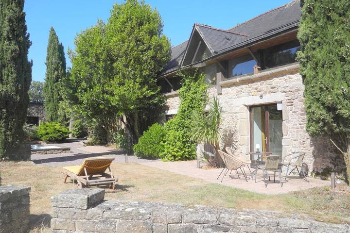 Location de vacances pour 2 personnes, avec Terrasse et Jardin ainsi que Sauna et Vue à Noyal-Muzillac