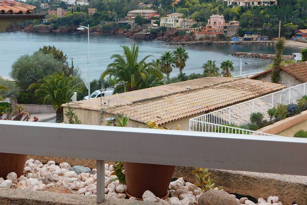 Appartement entier, F9 Grand appartement lumineux, 3 pièces, plage à 50m, piscine et vue mer in Théoule-sur-Mer, Massif de l'Esterel