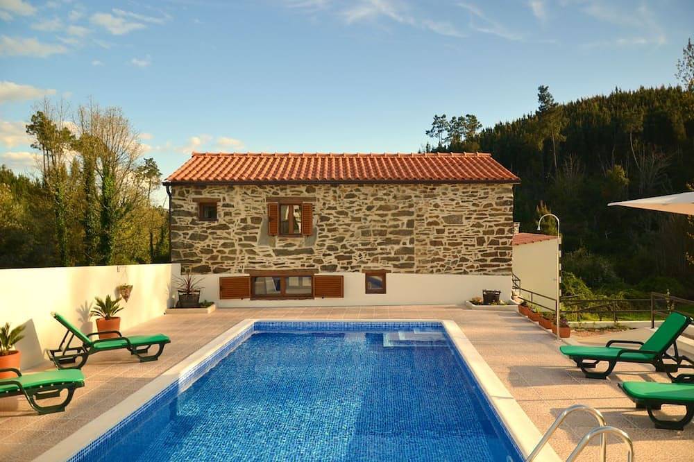 Sleeps 6 people Entire use of house, pool and all facilities. Exclusively yours. in Aldeias de Xisto
