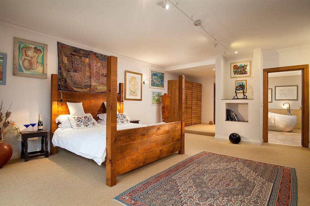 Luxury  Beach House Rental with Hot Tub, 30 meters to Beach in Cornwall