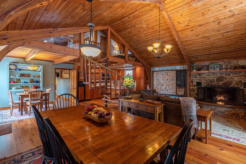 A River Mist Secluded on 6 acres of the Watauga River hot tub pet friendly in Watauga Lake