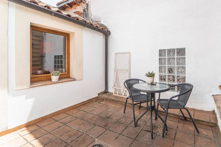 Estudio entero, Apartamento estudio 'Altuzarra 2' con vistas a la montaña, terraza privada y Wi-Fi in Ezcaray, Valdezcaray
