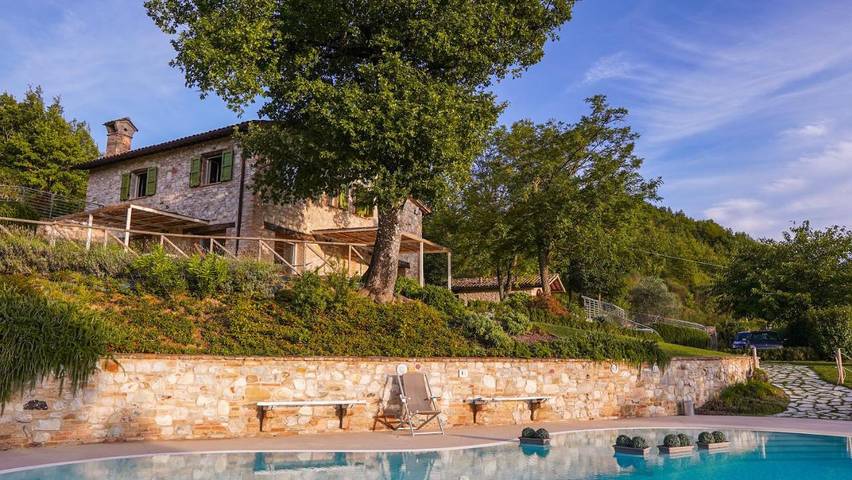 Casa vacanza per 11 persone, con Idromassaggio e Terrazza nonché Giardino e Piscina a Fermignano