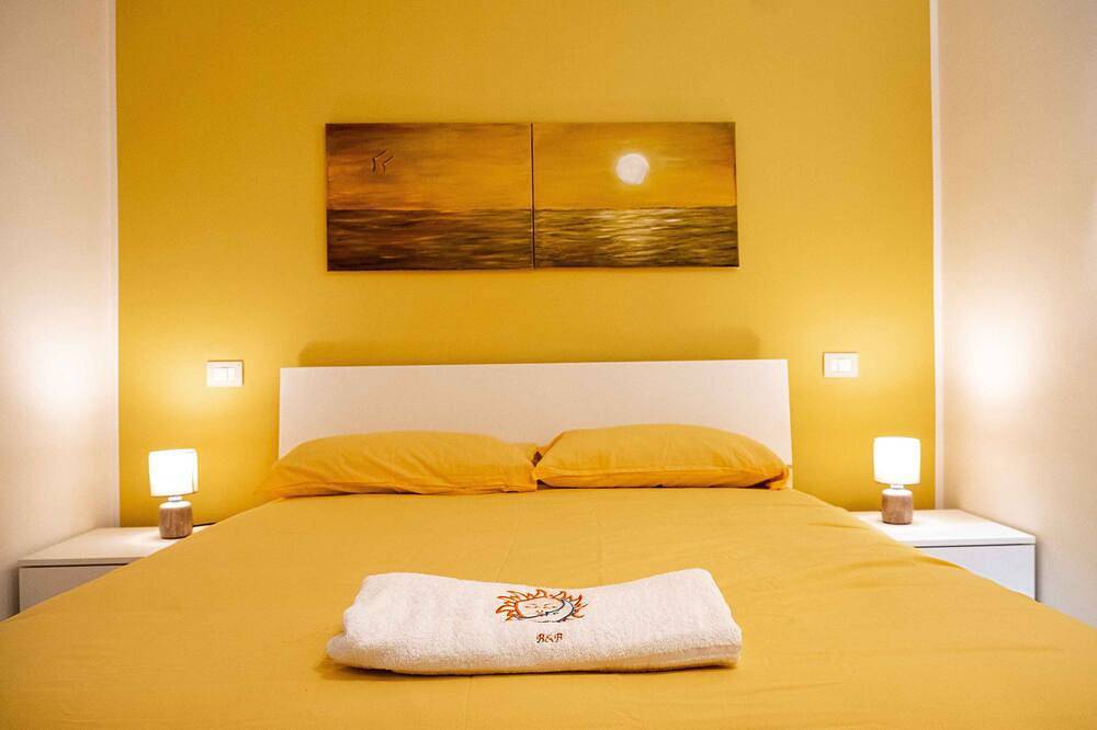 Sun&Moon Accommodation 15 m walk from the center of Bari. Well-serviced area. in Bari, Bari Province