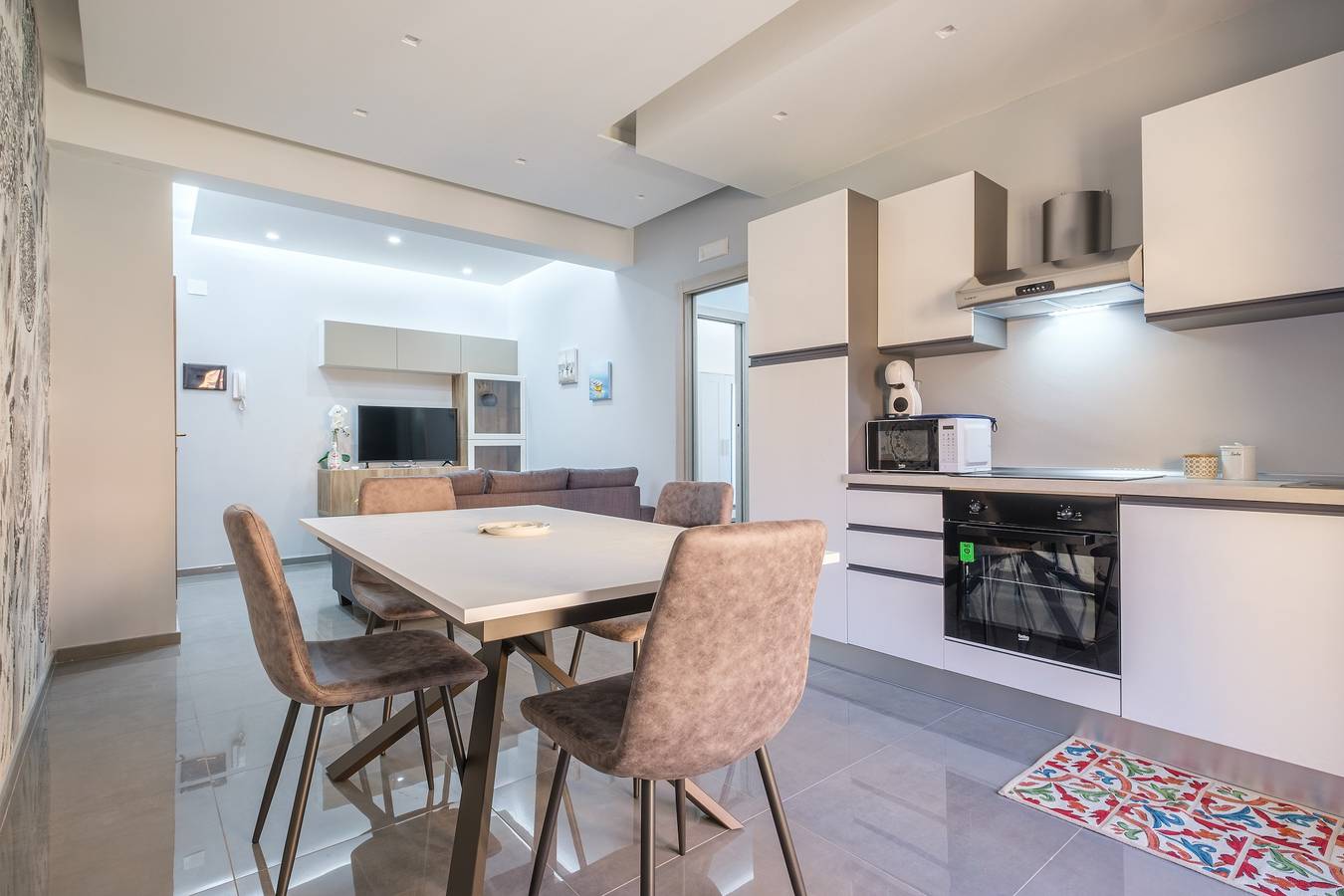 Entire apartment, Apartment "A Due Passi dal Mare" with Mountain View, Balcony & Wi-Fi in Chianchitta-Pallio, Giardini-Naxos