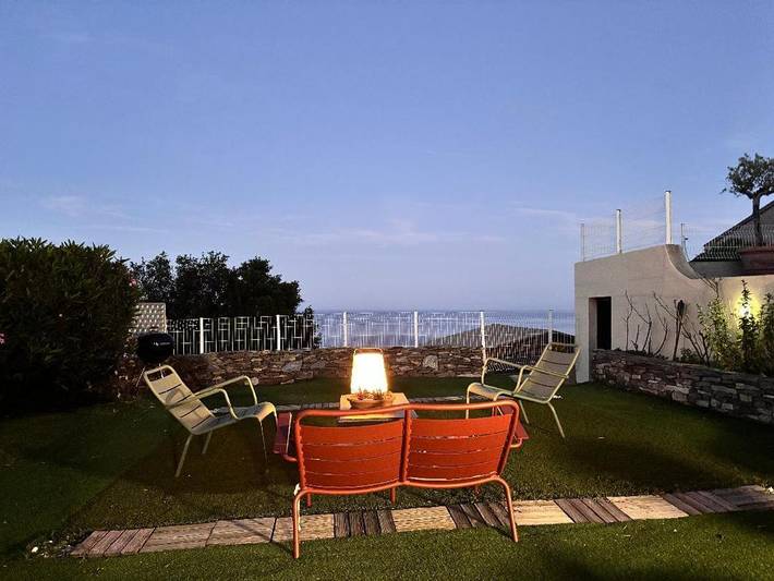 Appartement de vacances pour 2 personnes, avec terrasse ainsi que vue et jardin