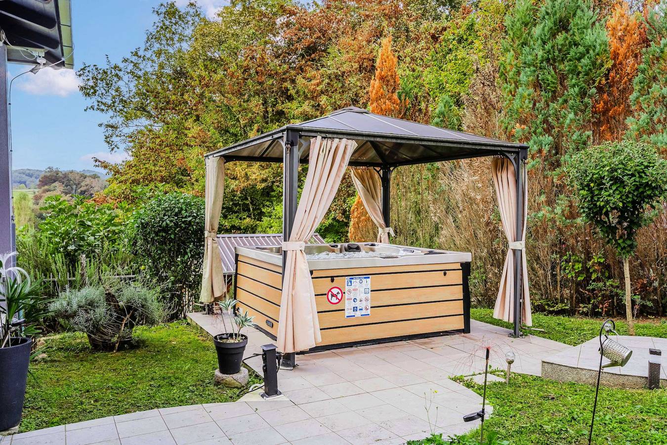 Riverside House with Pool and Hot Tub in Karlovac, Region karlovacki