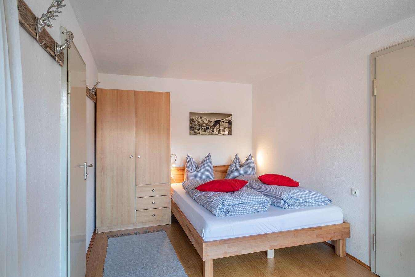 Entire studio, Studio Apartment 'Haus Latschenhang 3 Soiernblick' with Mountain View, Balcony and Wi-Fi in Mittenwald, Bavarian Alps