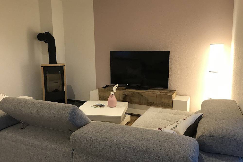 Ganze Wohnung, Ferienwohnung für 6 P. mit Sauna & Holzofen - am Wasser und in Strandnähe in Geeste, Hasetal